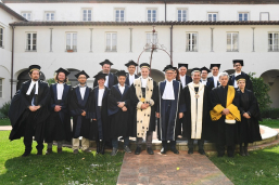 Il direttore e i professori della Scuola, i rettori e i delegati ospiti nel Chiostro di San Francesco 