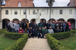Il gruppo di studenti e il professor Bemporad nel chiostro di San Francesco